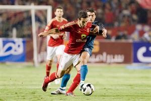 نجم الاهلي محمد ابو تريكة يتخطى لاعب وسط انبي حسين علي