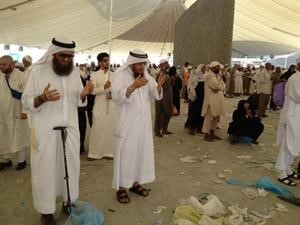 دخالد السلطان وطارق العيسى يبتهلان الى الله بالدعاء بعد انتهائهما من رمي الجمرات امس﻿