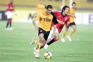 بدر المطوع ينطلق بالكرة في المباراة امام اوراوا الياباني في دوري ابطال اسيا 2008﻿