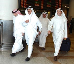 اسعد البنوان وعدد من الحجاج لدى وصولهم المطار امس﻿