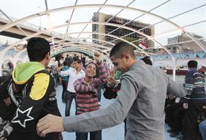 شباب مصريون يحتفلون بالعيد على احد القوارب في النيل 	افپ﻿