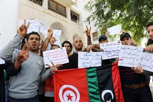 ليبيون يتظاهرون امام قصر العدل التونسي للمطالبة بتسليم البغدادي المحمودي	 افپ﻿