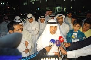 مسلم البراك يصرح لوسائل الاعلام خلال تواجده مع عدد من المواطنين مقابل مخفر ميدان حولي امس الاول﻿
