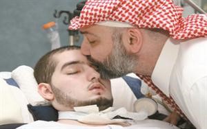 الامير خالد بن طلال يقبل ابنه الوليد﻿
