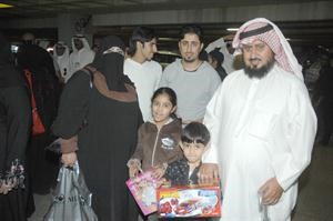 احد الحجاج مع اسرته بعد وصوله