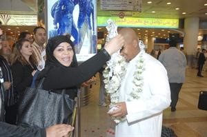 ورد حول عنق الحاج سعود سالم
