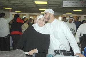 الحاج عبدالقادر عبدالرحمن يقبل راس والدته
