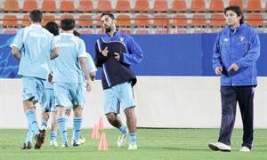 الصربي غوران توفاريتش يتابع تدريبات اللاعبين 	الازرقكوم﻿