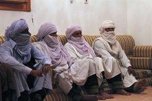 شيوخ طوارق خلال اجتماعهم مع ثوار في مقر للقذافي بزنتان في 3 الجاري رويترز

