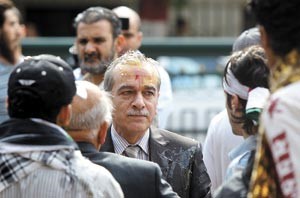 المعارض عبدالعزيز خير بعد رشقه بالبيض من قبل مناوئين له امام الجامعة العربية بالقاهرة افپ
