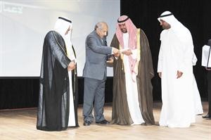 الشيخ احمد الفهد يكرم الراحل منصور المنصور بحضور دنبيل الفيلكاوي