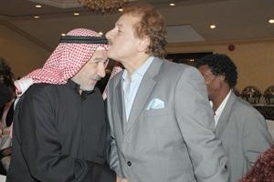 الفنان القدير محمد المنصور يقبل راس اخيه الراحل منصور المنصور