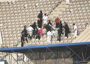 قوات الامن تحمل احد المصابين من مشجعي الزمالك﻿