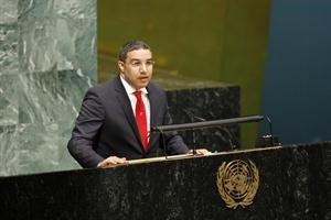 عبدالعزيز الجارالله ملقيا كلمة الكويت
