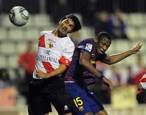 لاعب وسط برشلونة سيدو كيتا في صراع على الكرة مع مدافع هوسبيتاليت لوكاس افپ