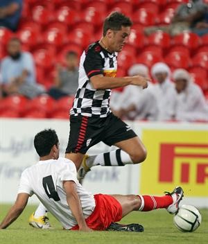 لاعب نجوم الامارات فهد علي يحاول اعاقة لاعب فريق فورمولا واحد ستيفانو كوليتي افپ