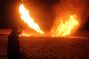 مصري ينظر الى انبوب الغاز المصري الموصل الى اسرائيل والاردن بعد انفجاره امس 	افپ﻿