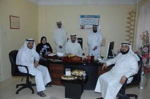 القاضي جاسم الراشد متوسطا اعضاء من لجنة التكافلسعود سالم﻿