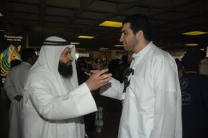 الحاج عبدالوهاب العبدالرزاق متحدثا للزميل محمد راتب	سعود سالم﻿