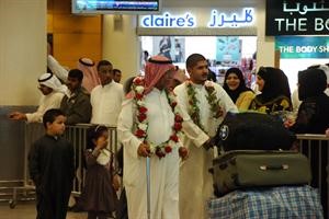 الورود تحيط باعناق الحجاج﻿