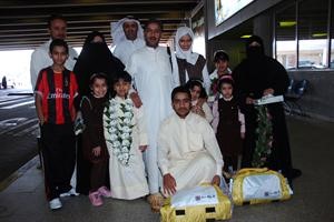 لقطة تذكارية للحاج العائد مع العائلة﻿