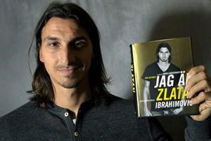 زلاتان ابراهيموفيتش يعرض كتابه عند طرحه في الاسواق