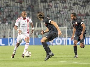 محمود عبدالرازق شيكابالا محاولا المرور من لاعب اتلتيكو مدريد
