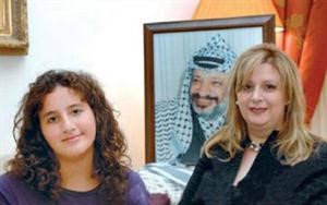 صورة ارشيفية لزهوة عرفات ووالدتها سهى