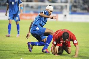 عامر المعتوق يحاول انتزاع الكرة من لاعب لبنان حسن معتوق	 هاني الشمري﻿