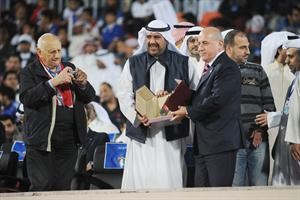 الشيخ احمد الفهد ورئيس الاتحاد اللبناني م هاشم حيدر يتبادلان الدروع﻿