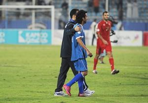 مدير المنتخب اسامة حسين يواسي وليد علي بعد الهزيمة﻿