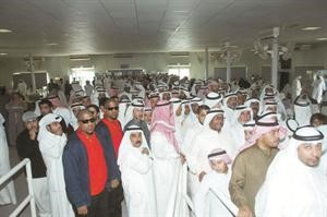 جموع غفيرة في صالة المعزين ويبدو التوام البحريني احمد ومحمد عجلان
