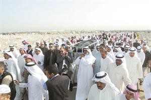 جثمان الفقيد منصور المنصور محمولا على الاكتاف محمد ماهر