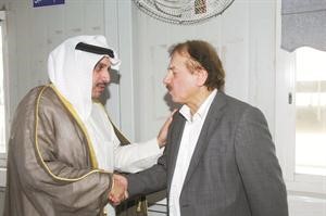 الشيخ حمد جابر العلي يعزي الفنان محمد المنصور