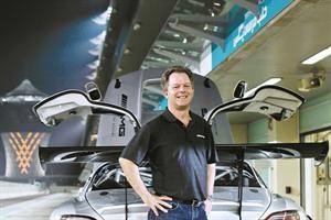 فرانك بيرنتالر امام سيارة SLS AMG GT3﻿