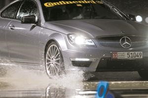 اختبار القوة الفائقة للتحكم بالسيارة على الطرق الممطرة﻿