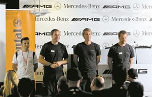 اعضاء فريق AMG المحترفون الذين قادوا تجربة الاداء 2011﻿