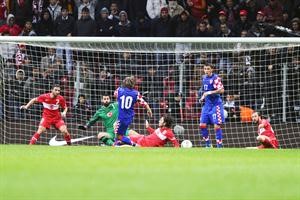 الكرواتي لوكا مودريتش يسدد في مرمى تركيا احدى الفرص الخطيرة افپ
