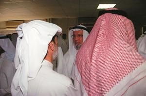 النائب السابق احمد باقر يتلقى العزاء من الحضور