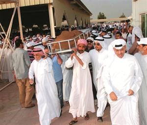 جثمان الموسيقار الراحل احمد باقر محمولا على الاكتاف