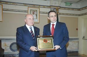 هاشم حيدر يقدم درعا تذكارية الى حسن حجيج