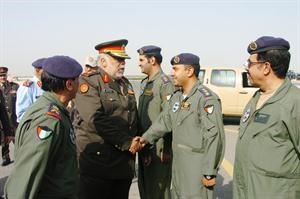 الفريق الركن الشيخ احمد الخالد مصافحا مودعيه﻿