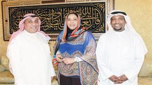 الشيخة فادية السعد تتوسط علي الرندي ورضا معرفي في مناسبة سابقة﻿