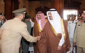 وزير الدفاع صاحب السمو الملكي الامير سلمان بن عبدالعزيز يباشر مهام عمله في مكتبه بوزارة الدفاع امسواس﻿
