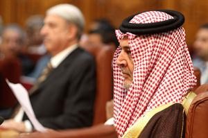 وزير الخارجية السعودي الامير سعود الفيصل ويبدو مندوب سورية افپ
