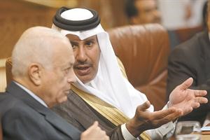 الشيخ حمد بن جاسم ونبيل العربي قبل اعلان قرار الجامعةافپ