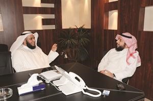 الرشيدي متحدثا للزميل ضاري المطيري فريال حماد