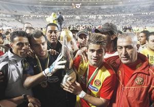 لاعبو الترجي يحملون كاس ابطال افريقيا رويترز
