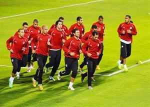 حسني عبد ربه وحسام غالي يتقدمان اللاعبين في تدريبات المنتخب المصري
