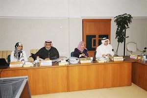 الوزير احمد المليفي واركان الوزارة خلال الجلسة